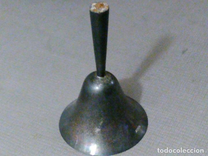 Antig&uuml;edades: Campana de mano de alpaca. - Foto 5