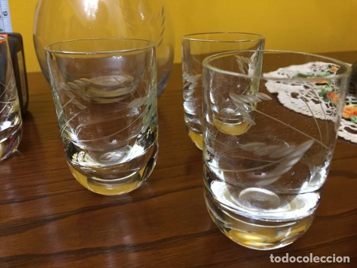 Antig&uuml;edades: jarra botella y sus vasos labrados - Foto 2