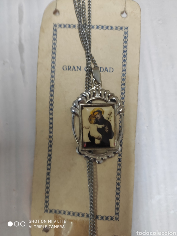 Antig&uuml;edades: Medalla con cadena A&ntilde;os 70 - Foto 2