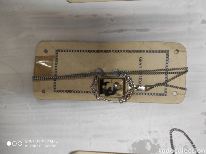 Antig&uuml;edades: Medalla con cadena A&ntilde;os 70 - Foto 1