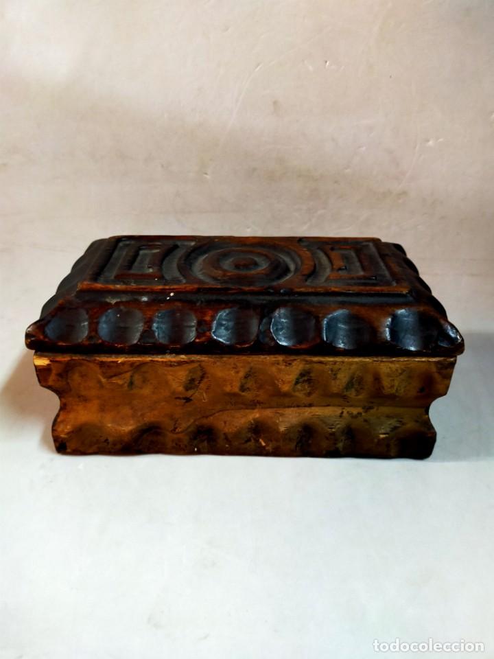 Antig&uuml;edades: CAJA DE MADERA TALLADA - Foto 1