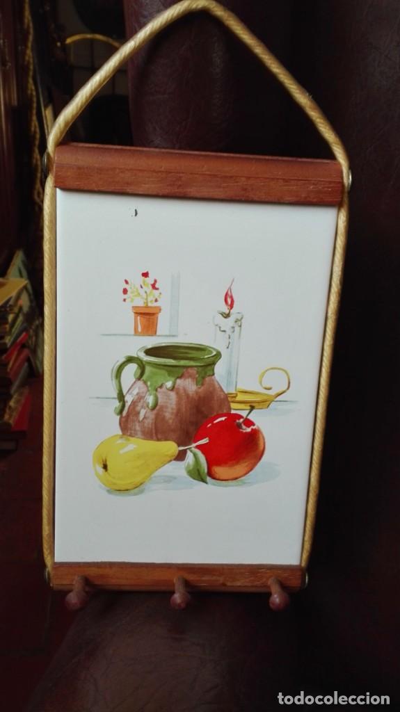 Antiguidades: Porta cazos de cocina con azulejo decorado con puchero y frutas