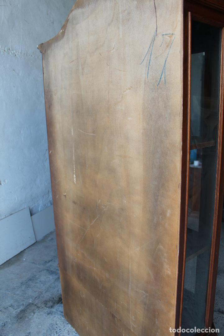 Antig&uuml;edades: armario vitrina en madera - Foto 9