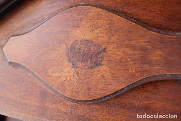 Antig&uuml;edades: armario vitrina en madera - Foto 13