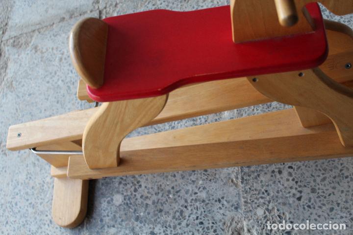 Antig&uuml;edades: caballo de balanceo en madera - Foto 2