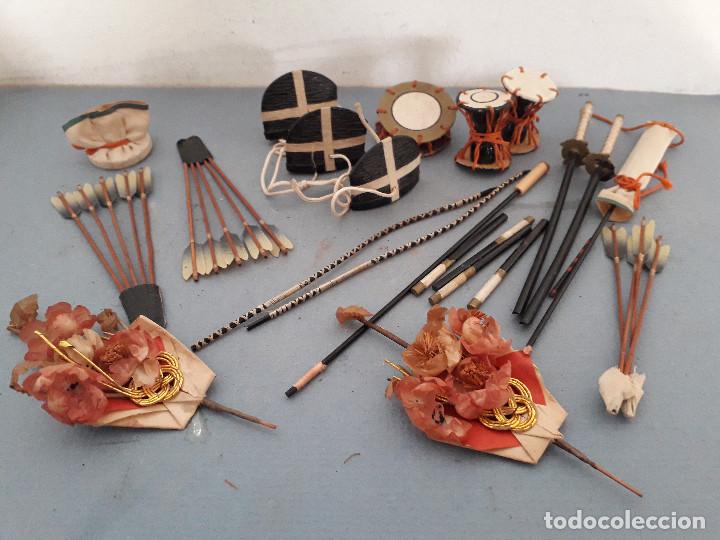 Antig&uuml;edades: lote de miniaturas antiguas japonesas para uso en festivales: tambores, katanas, flechas etc