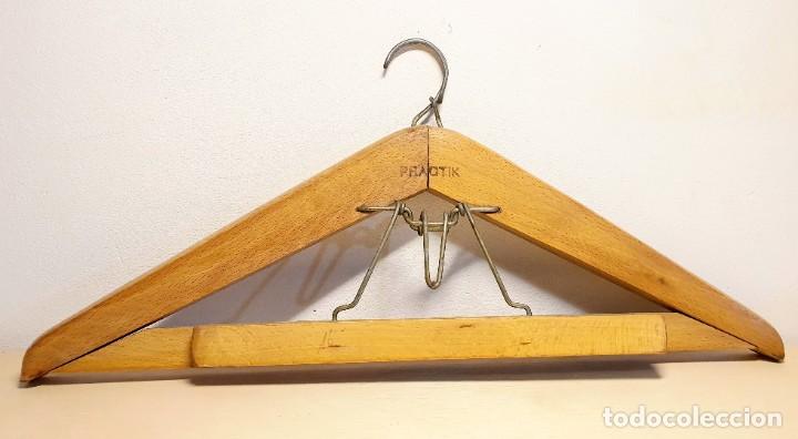 Antiquit&auml;ten: ANTIGUA PERCHA DE MADERA Y HIERRO