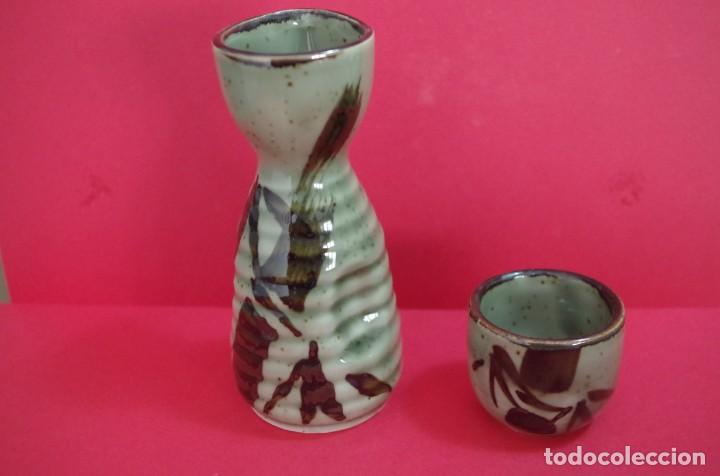 Antig&uuml;edades: 1 JARRITA Y 1 VASO CHUPITO DE PORCELANA PARA SAKE
