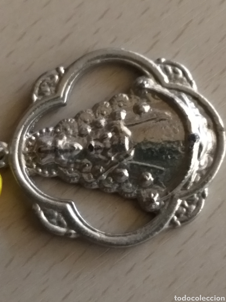 Antig&uuml;edades: Medalla Virgen del Roc&iacute;o con cord&oacute;n amarillo. - Foto 4