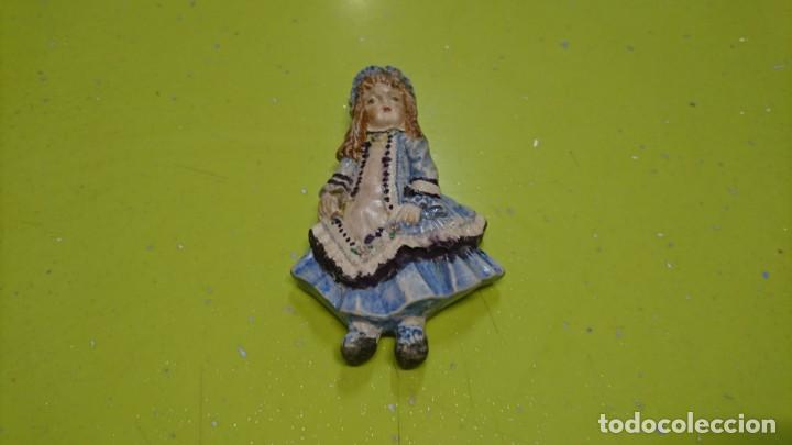 Antiguidades: PEQUE&Ntilde;A FIGURA DE MU&Ntilde;ECA EN CER&Aacute;MICA PARA COLGAR