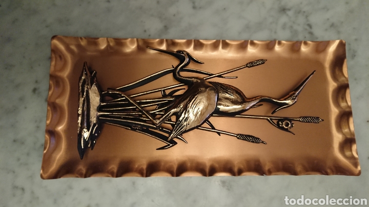 Antig&uuml;edades: BANDEJA CUADRO CON RELIEVE DE LATON - Foto 3