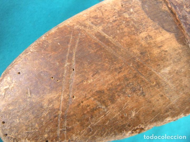 Antig&uuml;edades: ESTRIBO DE MADERA TALLADA Y FORJA. - Foto 2