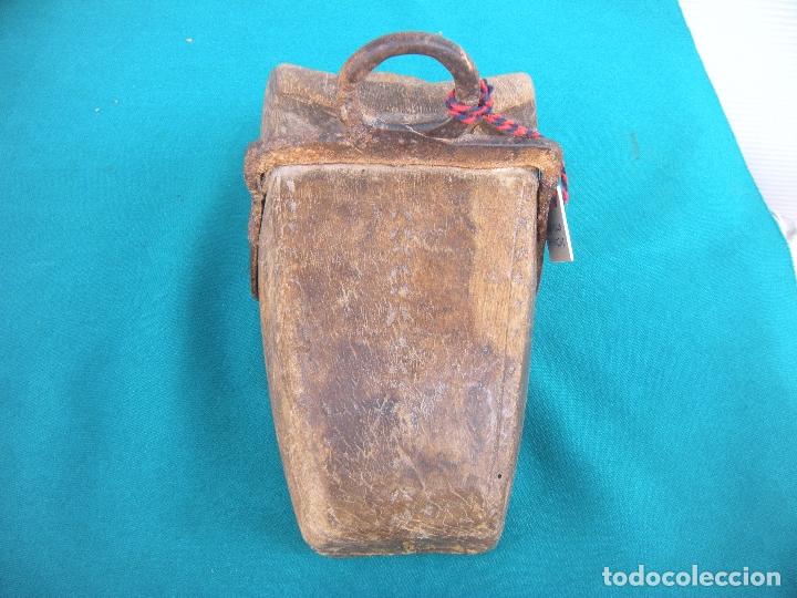 Antig&uuml;edades: ESTRIBO DE MADERA TALLADA Y FORJA. - Foto 3