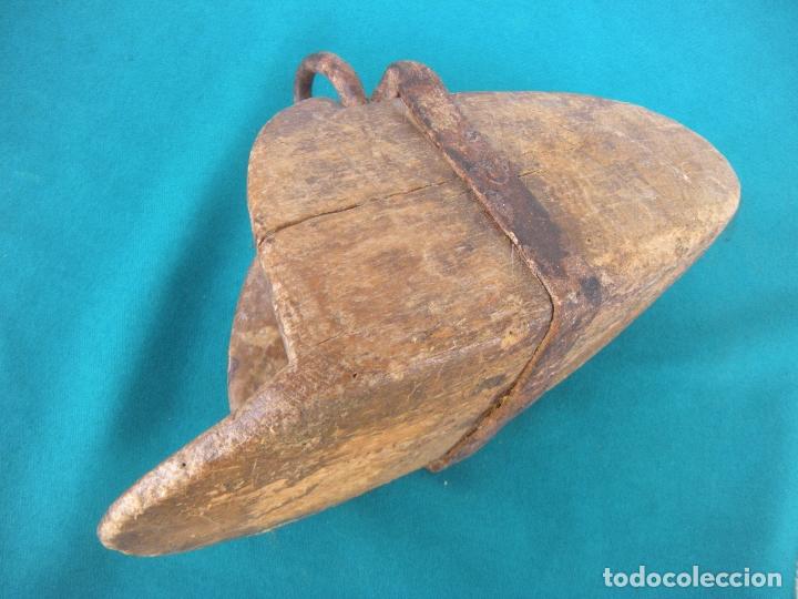Antig&uuml;edades: ESTRIBO DE MADERA TALLADA Y FORJA. - Foto 4