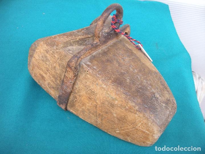 Antig&uuml;edades: ESTRIBO DE MADERA TALLADA Y FORJA. - Foto 5