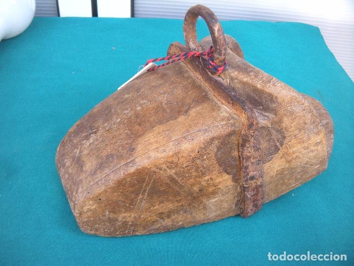 Antig&uuml;edades: ESTRIBO DE MADERA TALLADA Y FORJA. - Foto 1