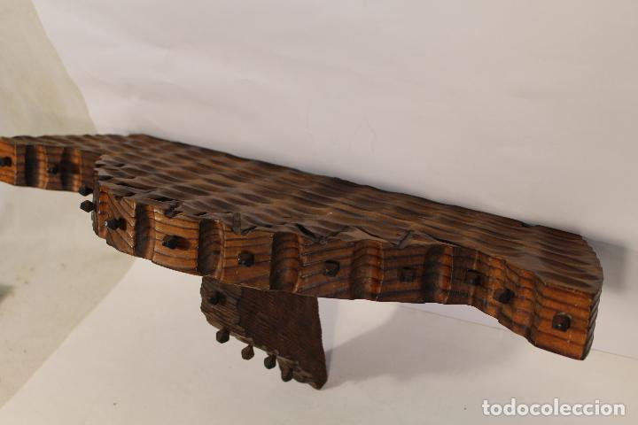 Antig&uuml;edades: repisa de madera castellana - Foto 2