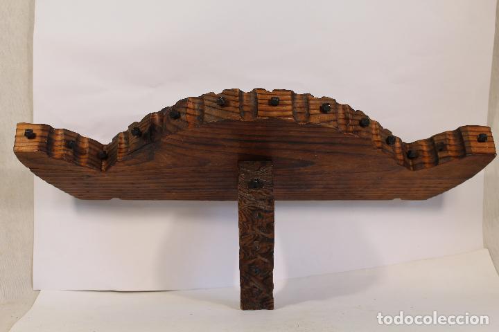 Antig&uuml;edades: repisa de madera castellana - Foto 1
