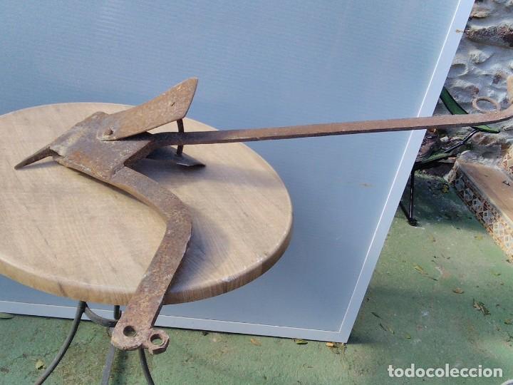Antig&uuml;edades: Arado de hierro antiguo - Foto 3