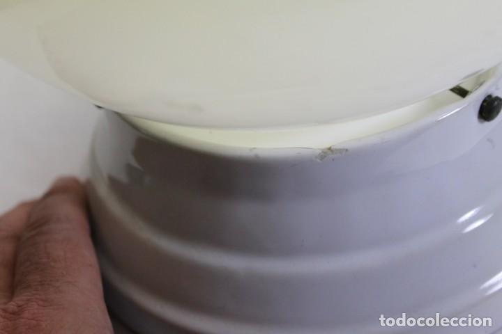 Antig&uuml;edades: PLAF&Oacute;N DE PORCELANA MARCA ROCA CON TULIPA DE OPALINA - Foto 3