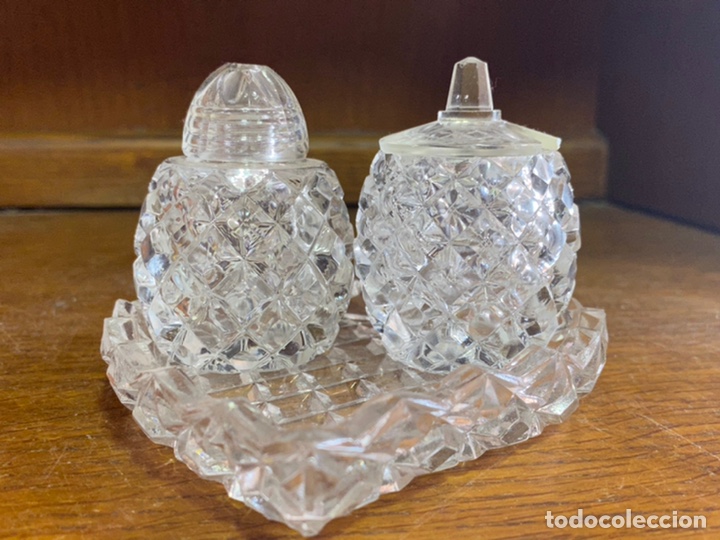 Antig&uuml;edades: Salero, azucarero y plato de cristal tallado