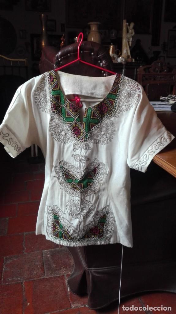 Antig&uuml;edades: Blusa con bordados - Foto 1