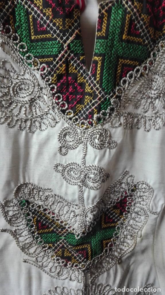 Antig&uuml;edades: Blusa con bordados - Foto 2
