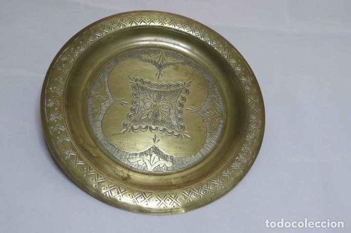 Antig&uuml;edades: Plato de lat&oacute;n grabado - Foto 1