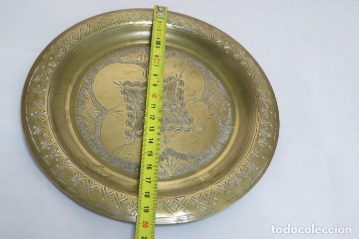 Antig&uuml;edades: Plato de lat&oacute;n grabado - Foto 2