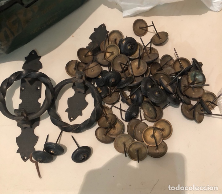 Antig&uuml;edades: Lote de clavos y 2 aldabas - Foto 1