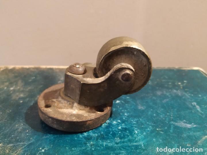 Antig&uuml;edades: ANTIGUA RUEDA BRONCE PARA MUEBLE SOF&Aacute; SILLA - Foto 1