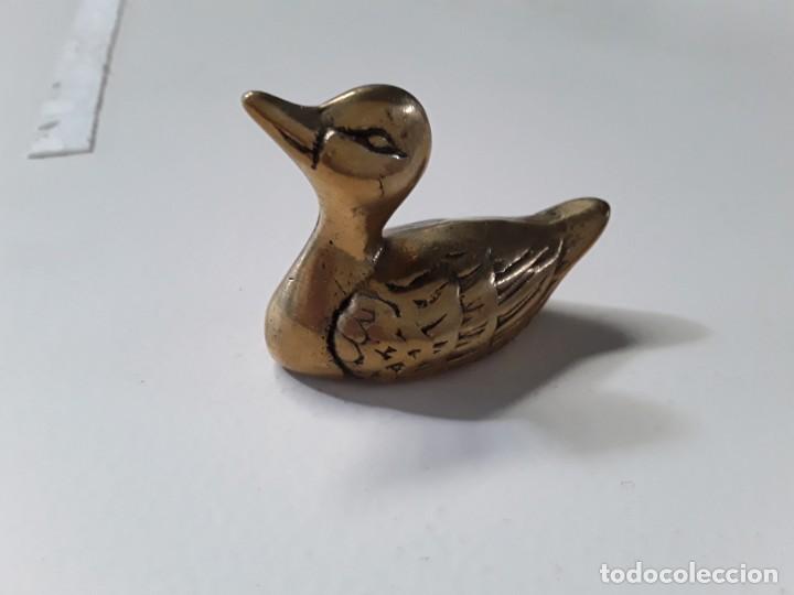 Oggetti Antichi: Adorno met&aacute;lico forma de pato de unos 5 cm a&ntilde;os 70