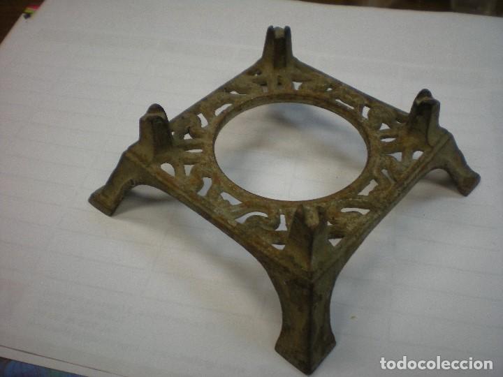 Oggetti Antichi: SALVAMANTELES ANTIGUO METALICO 14X14CM EXTERIOR, ALTURA 6CM