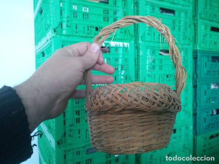 Antig&uuml;edades: Antigua cesta cestilla de esparto - Foto 1