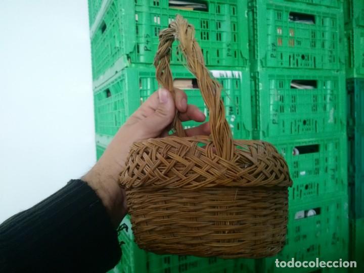 Antig&uuml;edades: Antigua cesta cestilla de esparto - Foto 2