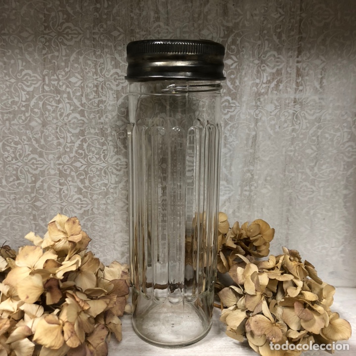 Antig&uuml;edades: Antiguo frasco alto de cristal con ondulaciones y tapa de metal de cierre a rosca. Bote para pasta.