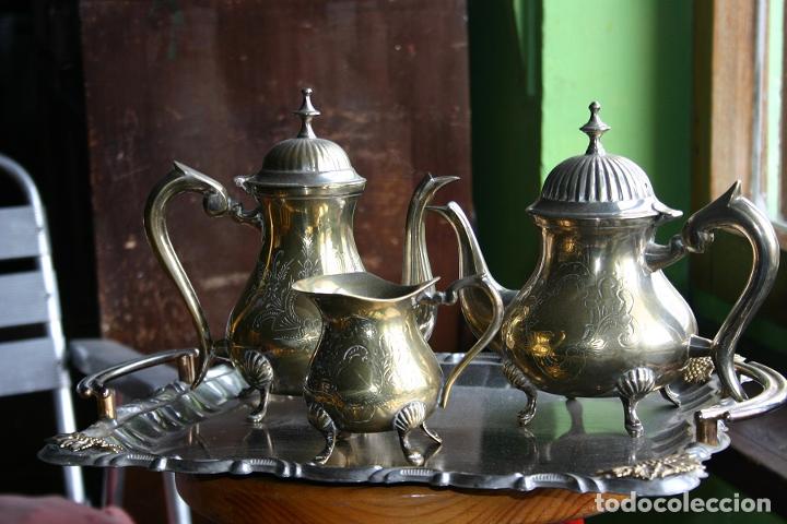 Antig&uuml;edades: Juego de t&eacute; de bronce con dos bandejas - Foto 2