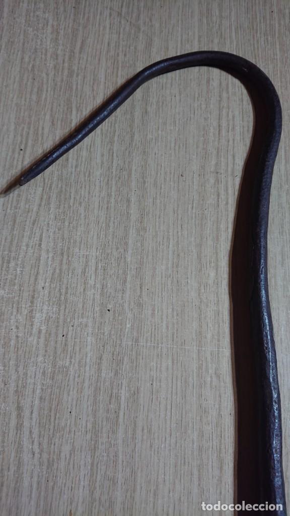Antig&uuml;edades: HERRAMIENTA GANCHO DE FORJA  LONGITUD 68 CM - Foto 2
