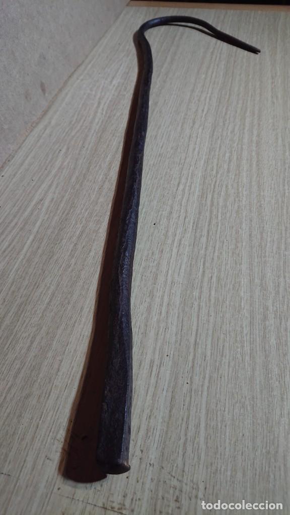 Antig&uuml;edades: HERRAMIENTA GANCHO DE FORJA  LONGITUD 68 CM - Foto 3