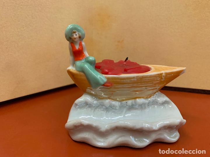 Antig&uuml;edades: delicado candelabro o palmatoria con barca y mujer, en porcelana. Mide 7,5cms alto x 9amcho