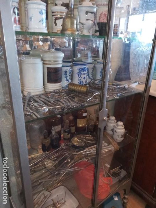 Antig&uuml;edades: Vitrina antigua de medico - Foto 5