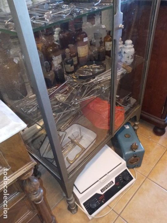 Antig&uuml;edades: Vitrina antigua de medico - Foto 6