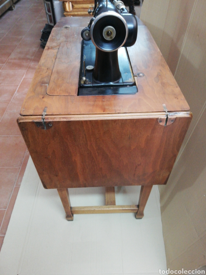 Antig&uuml;edades: M&aacute;quina de coser singer mueble - Foto 6