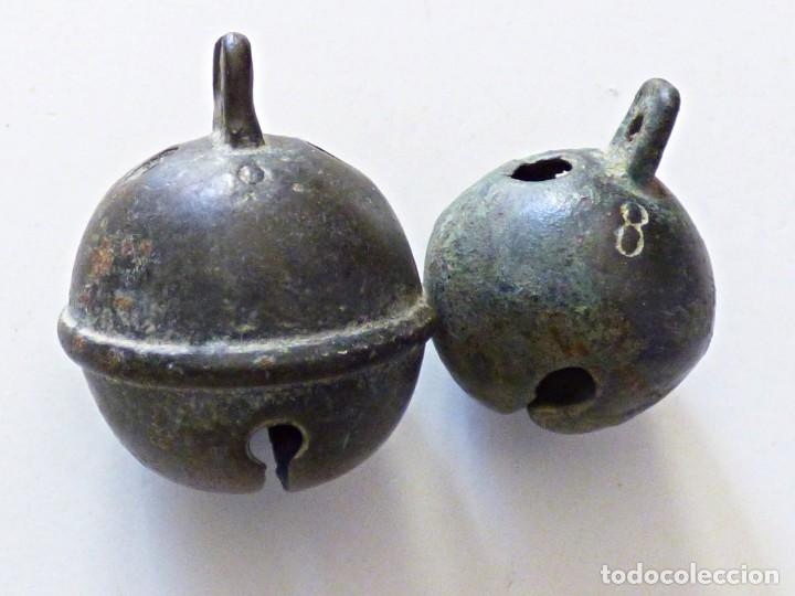 Antig&uuml;edades: DOS CASCABELES NUMERADOS 8 Y 9, CADA CASCABEL CON SONIDO DIFERENTE. S XIX