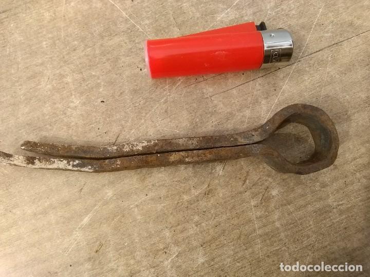 Antig&uuml;edades: Pieza de bisagra posiblemente medieval - Foto 1
