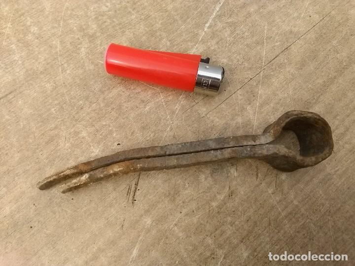 Antig&uuml;edades: Pieza de bisagra posiblemente medieval - Foto 3