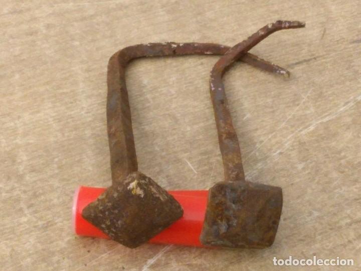 Antig&uuml;edades: Pareja de clavos de puerta medieval - Foto 1
