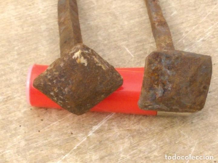 Antig&uuml;edades: Pareja de clavos de puerta medieval - Foto 2