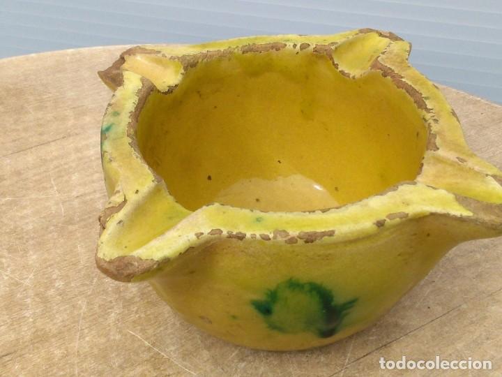 Antig&uuml;edades: Almirez amarillo con manchas verdes - Foto 1