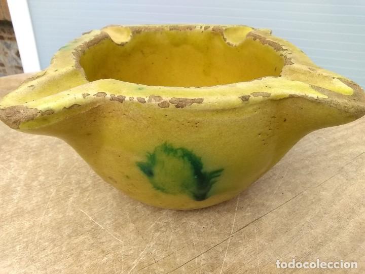 Antig&uuml;edades: Almirez amarillo con manchas verdes - Foto 2